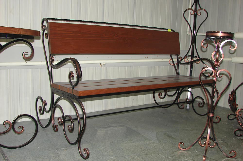 Кованая скамейка с деревянными сиденьем и спинкой